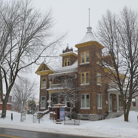 Le 100 St-Laurent Louiseville Екстериор снимка